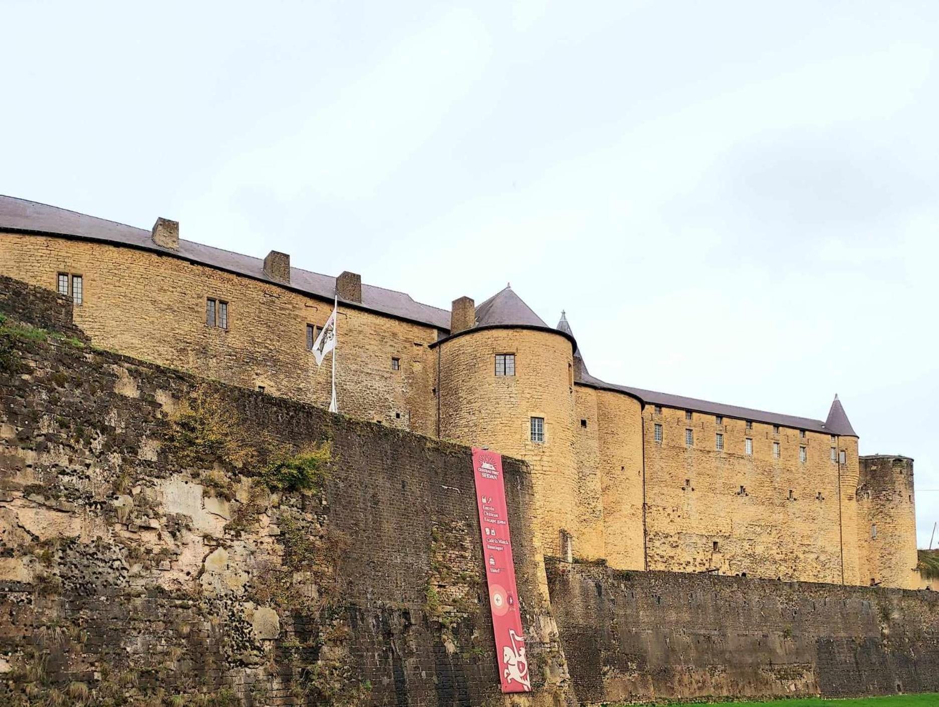 L'Elegant Des Remparts, Vue Sur Chateau Fort Sedan Extérieur photo